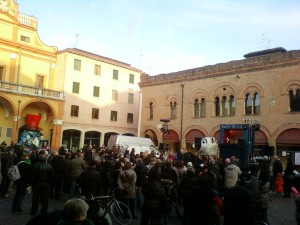 Piazza Guercino gremita di gente per il veglione del giovedì grasso 