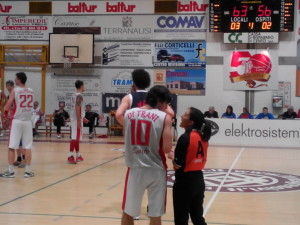 Curioso confabulare tra, Di Trani e l'Arbitro pesantemente contestato sul finire della partita dal pubblico per alcune decisioni che hanno fatto inbufalire il Palazzetto dello Sport di Cento