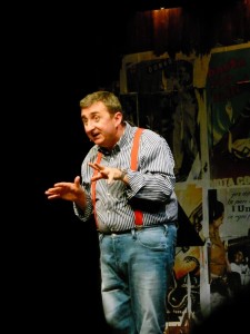 Vito durante il monologo dello spettacolo Croce e Martello