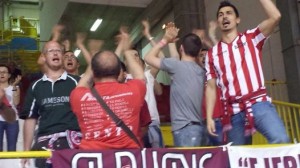Old Lions vicini alla squadra e superlativi nel tifo.Poli spalle al campo li guida nei cori !