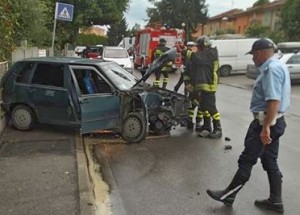 la Fiat Punto verde abbandonata sul luogo dell'incidente 