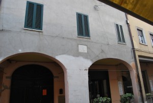 La facciata della casa del Guercino in Via Cremonino La lapide ricorda il grande artista centese 