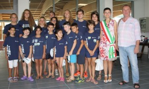 nella foto scattata durante l'inaugurazione i ragazzi del gruppo nuoto agonistico acqua Time, la delegata del Sindaco di San Pitero in Casale e Davide Gilli di Nuova Sportiva 