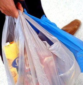 da oggi multe salate da un minimo di 2500 a un massimo di 25.000€ per chi vede o cede a titolo graduito sacchetti o sportine di plastica non biodegradabili