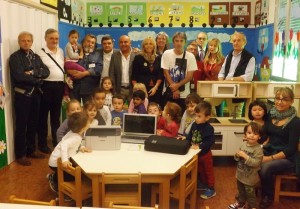 Foto di gruppo Macio Org. con i rappresentanti della scuola e le società carnevalesche che con la loro fattiva generosità e partecipazione hanno reso un successo la manifestazione