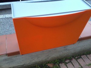 Una semplice cassetta funge da raccoglitore dei libri a disposizione dei lettori di strada 