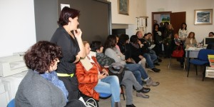 sala gremita di fans di Rina Pirani Natalini scrittrice dossese