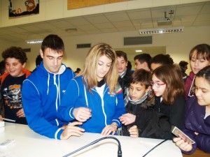 vallieri e paganini mentre formano autografi ai ragazzi della scuola  media di Sant'Agostino 