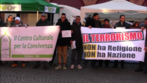 i due grandi manifesti sostenuti dai manifestanti