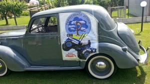 la storica fiat 1100 dell'amico Tassinari Roberto già recante l'ultimo manifesto di partecipanza attiva che mostra dopo anni che non lo si vedava: il trattore! 