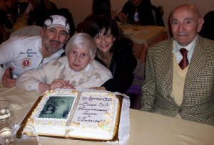 nella foto: momento importante della cerimonia per festeggiare i cinquant'anni di matrimonio di Vincenzo e Laura..il taglio della torta !