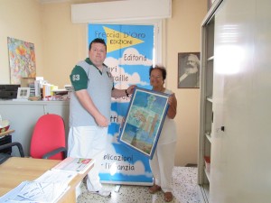 Il Presidente dell'Associazione Mattia e i suoi Amici riceve il dono dalla scrittrice e pittrice Lina Pirani