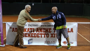 soddisfazione a fine torneo per la buona riuscita della manifestazione tra silvio canelli pres. benedetto XIV e carlo poli pres. tennis club cento
