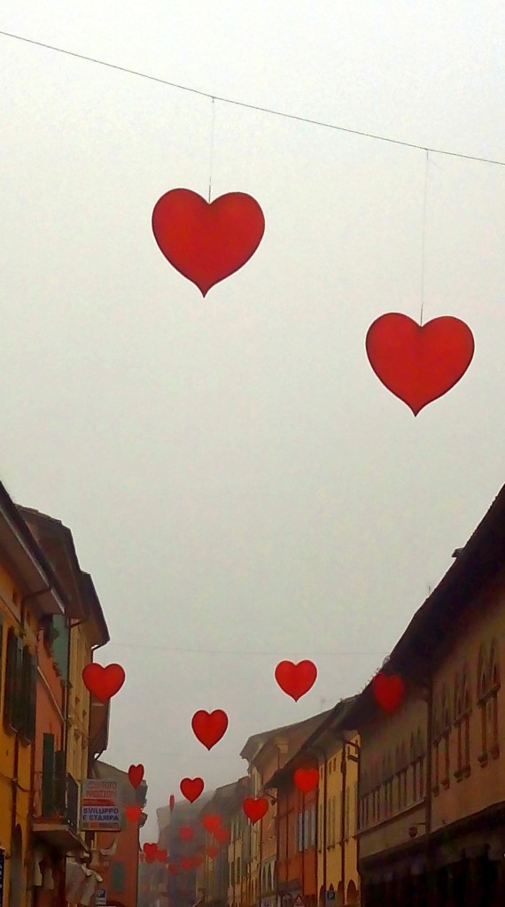 Pioggia di Cuori rosso vivo simbolo di Cento in Love !