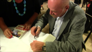 Toni Capuozzo dedica saluta gl'intervenuti alla serata con la dedica al libro!
