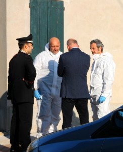 Gl'inquirenti sulla scena dell'aggressione in via Lunga 4 Renazzo