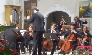 Momento cruciale del Concerto di capodanno l'orchestra Senza Spine ha suonato brani di autori di fama mondale da  Strauss a Rossini, Donizzetti, Mascagni Offenbach 