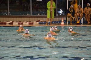 con la calottina n° 5 coach Pastore impartisce le ultime disposizioni tattiche prima della partita 