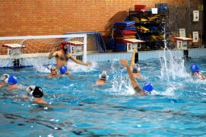Nella foto di Carlotta Carola: la difesa centese e il portiere Baroni in azione.