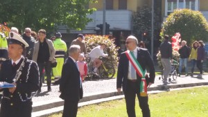 SINDACO PIERO LODI E PRESIENTE CONSIGLIO COMUNALE DI CENTO PRIMA DELLA PARTWNZA DA PORTA PIEVE CON IL LUNGO CORTEO CHE HA RAGGIUNTO PIAZZA DEL GUERCINO