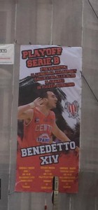 il grande poster issato in piazza del guercino che richiama l'impegno play off della squadra locale di basket ora bisognerà aggiornarlo nelle nuove date : gara 1 il prossimo 15 maggio