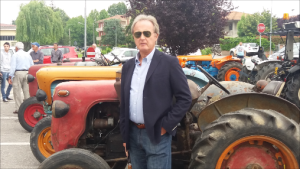 APRONIANO TASSINARI posa davanti a uno dei primi modelli di trattore Lamborghini