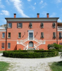la splendida ottocentesca  Villa Modoni/Ravalli di Gaibanella . potrebbe essere distinata a ospitare 30 profughi ma il paese insorge!