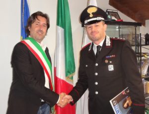 nella foto il Sindaco Fabtizio Toselli riceve il nuovo comandante della Compagnia di Cento Antonino Lembo 