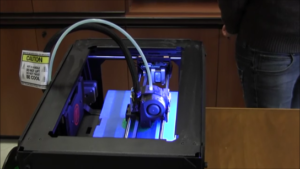 UNO SCORCIO DELLA STAMPANTE 3D DONATA ALLA SCUOLA CHE  SARA' CONSEGNATA ALLA SCUOLA IL PROSSIMO  MARTEDì NEL CONVIVIALE DEL LIONS CLUB DI CENTO 