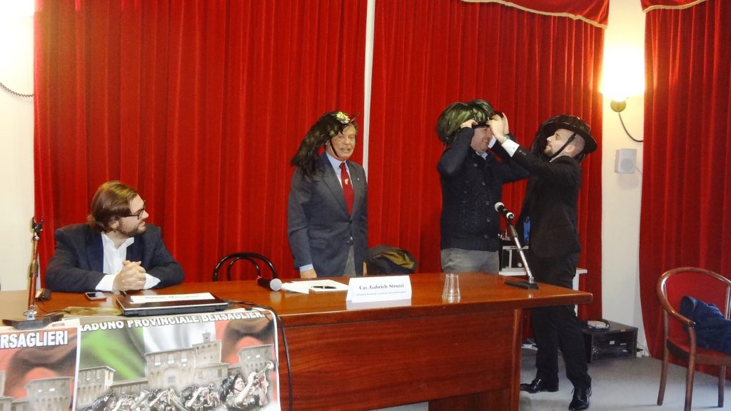 LA PROVA CAPPELLO DA PARTE DEL SINDACO BERSAGLIERE HONORIS CAUSA 