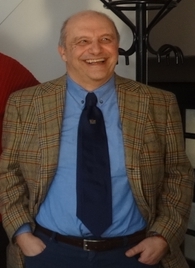 lo scrittore Mauro Mazzoni da una foto tratta da areacentese.com che effettuerà la diretta web dell'evento "firmacopie"