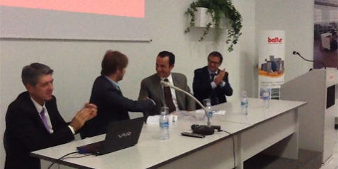 Riccardo Fava, Paolo Travagli si stringono la mano