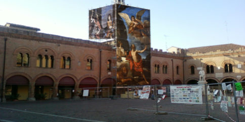 Visione delle gigantografie sulle impalcature in piazza