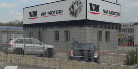 Esterno della Vm Motori con alcune macchine