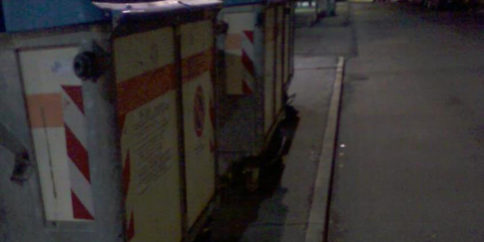 I cassonetti sul marciapiede affianco all’entrata del parcheggio Bonzagni