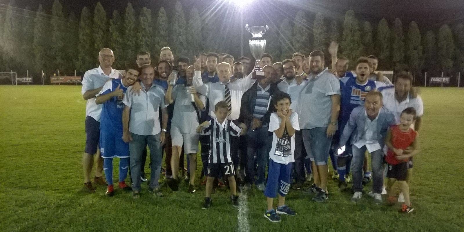 Q TEMPOO FOTO DI GRUPPO CON COPPA