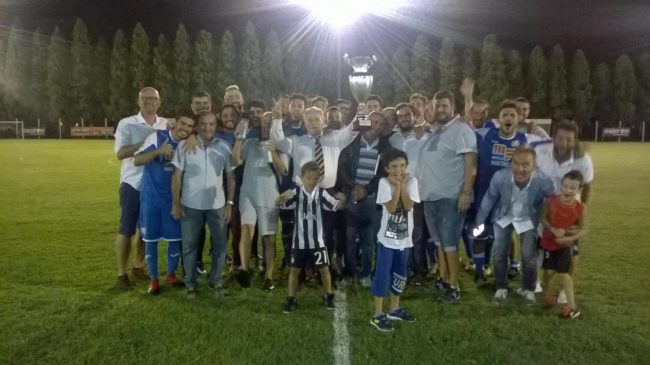 Q TEMPOO FOTO DI GRUPPO CON COPPA