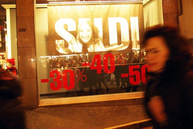 SHOPPING SALDIFOTO DI © DAIANO CRISTINI/SINTESI