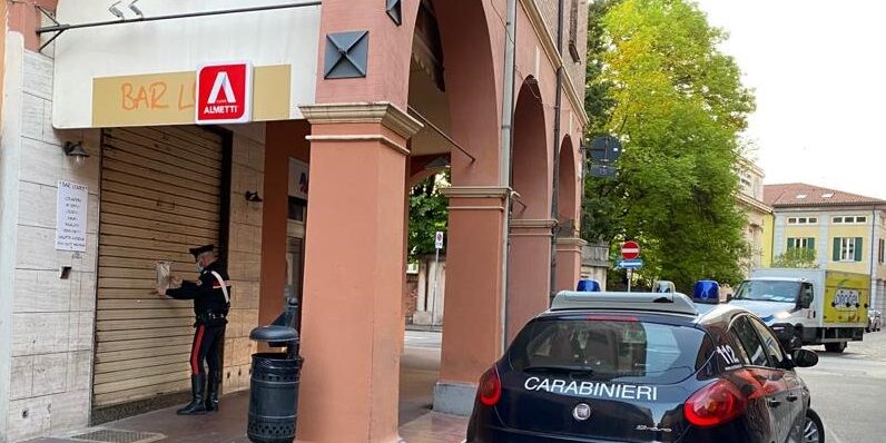 Cento chiusura bar bis