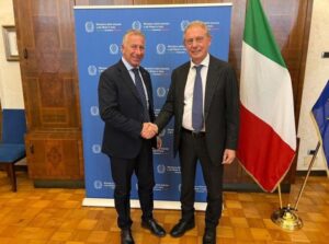 IL-MINISTRO-URSO-INCONTRA-ANTONIO-SPERA_-UGL-METALMECCANICI.doc-300×223