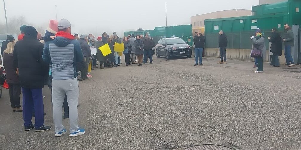 sit in orgoglio davanti clara
